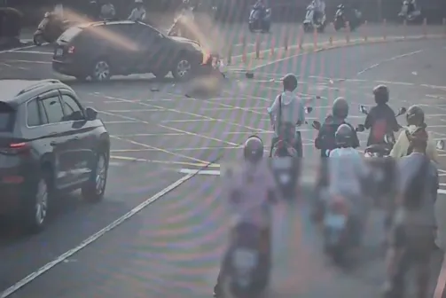 影/高雄女騎士疑闖紅燈遭撞飛「瞬間起火」！　燒剩骨架現場曝