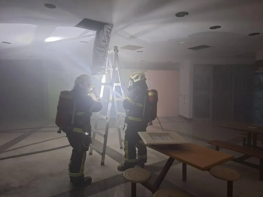 影/大葉大學觀光餐旅大樓火警　地下游泳池突冒異常白煙