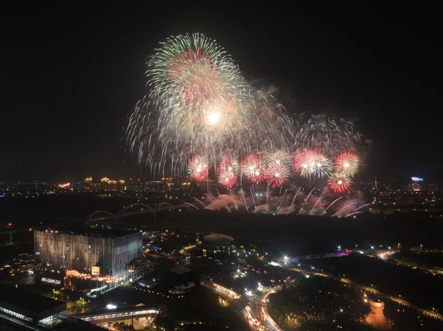 新北美術館周年慶！300無人機+2500發煙火「光有回聲」點亮夜空