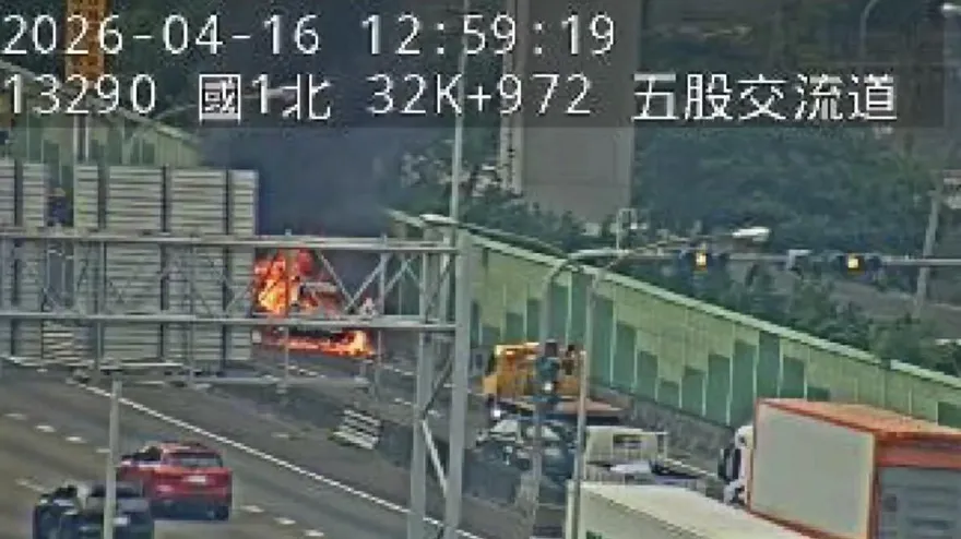 影/國道1號五股匝道火燒車　客貨車陷火海幸無傷