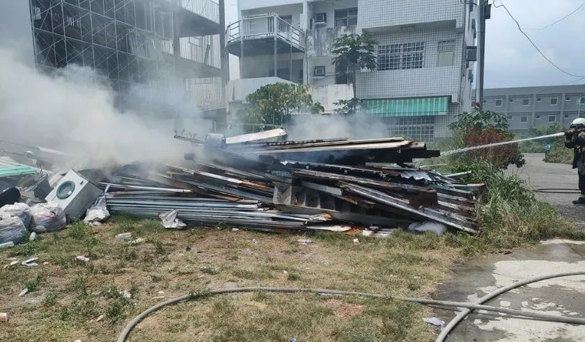 台東市區建築工地火警　大量廢棄物起火悶燒
