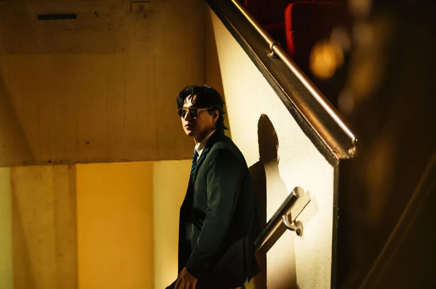 帥出新高度！蕭煌奇化身「神秘特務」　憶童年與電影連結