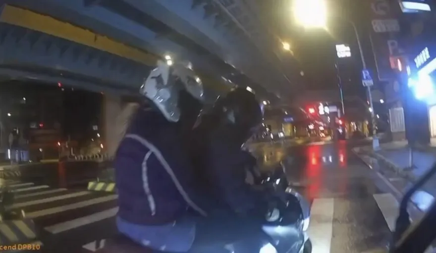 影/新北中和騎士毒駕闖紅燈　女乘客被搜出毒品全遭逮