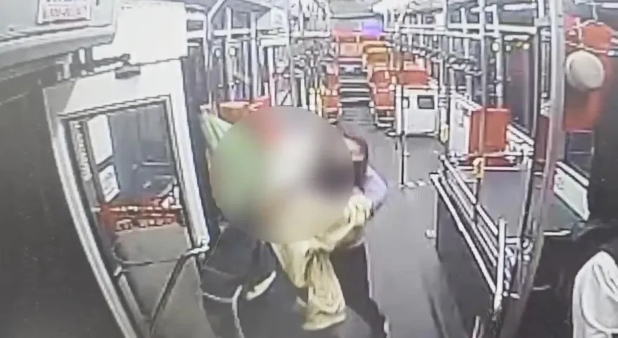 影/新北新店公車搶位糾紛　7旬翁出手推擠傷人