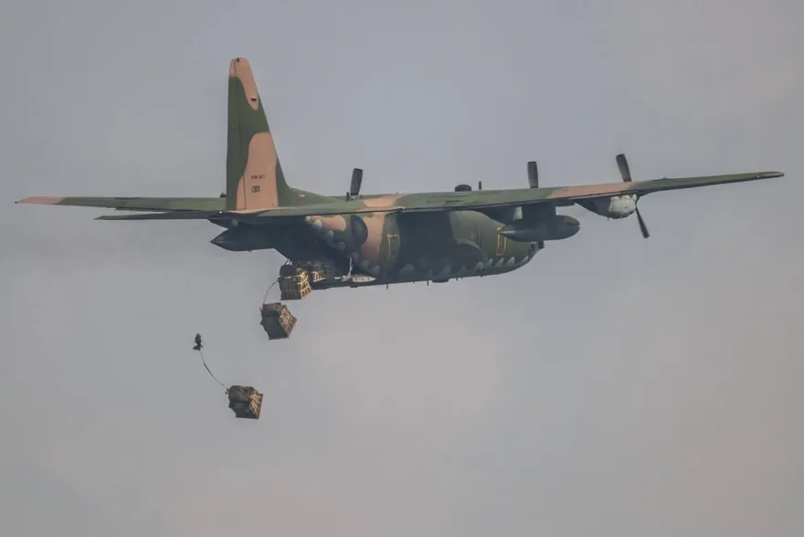 模擬戰時空中補給　空軍C-130H運輸機全台物資空投演練