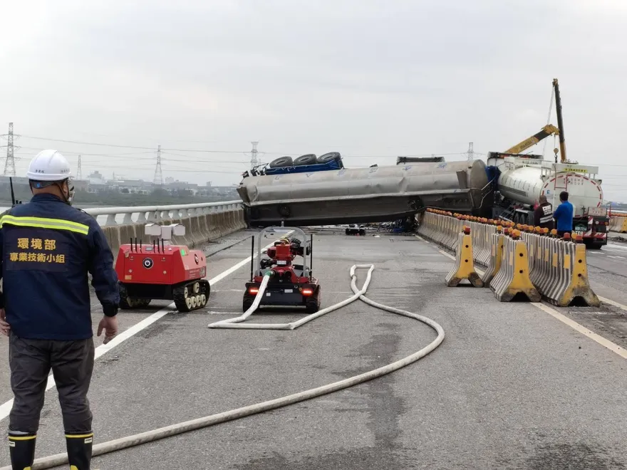 台61重大連環車禍！槽車橫躺、化學物外洩　全線封閉