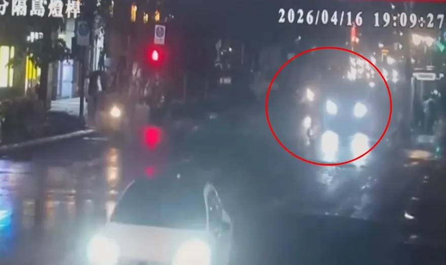 影/8旬嬤闖紅燈遭商務車撞死　愛孫目睹：我來不及拉