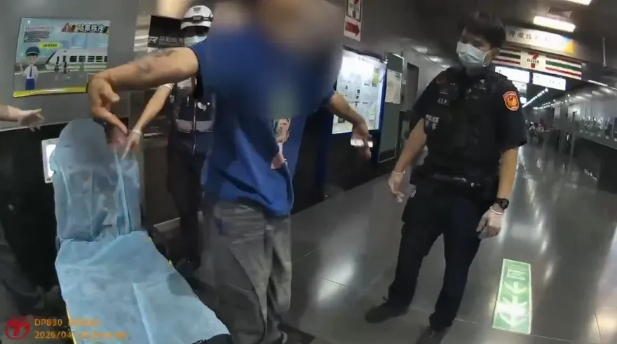 影/高雄鳳山車站1男情緒不穩狂扭動　警護送就醫