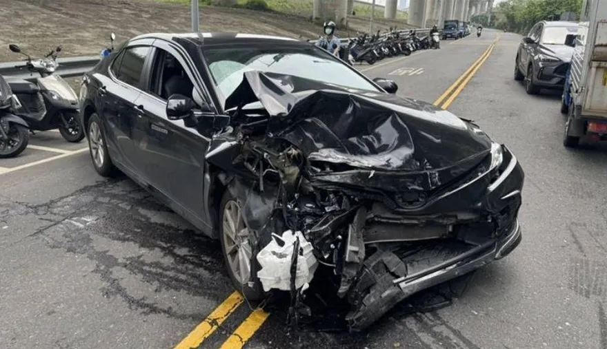 影/新北刑大圍捕嫌犯遭衝撞　偵防車全毀騎士遭波及