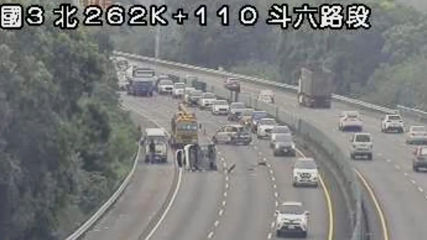 國道3號斗六路段5車連環撞　1車翻覆回堵1公里
