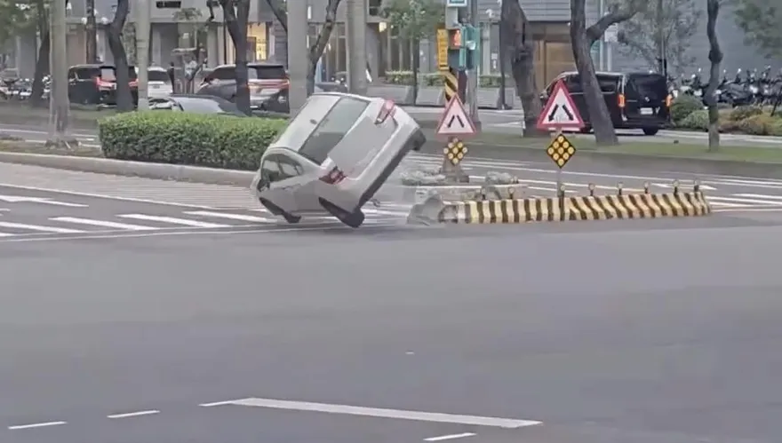 影/北市東區轎車自撞庇護島翻車　車頭撞爛駕駛狼狽爬出