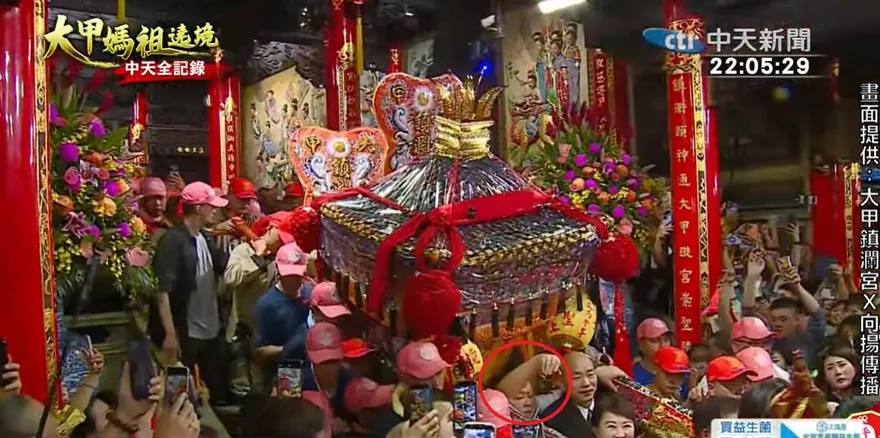 驚險插曲！大甲媽祖遶境起駕　顏清標扶轎踩空險跌倒