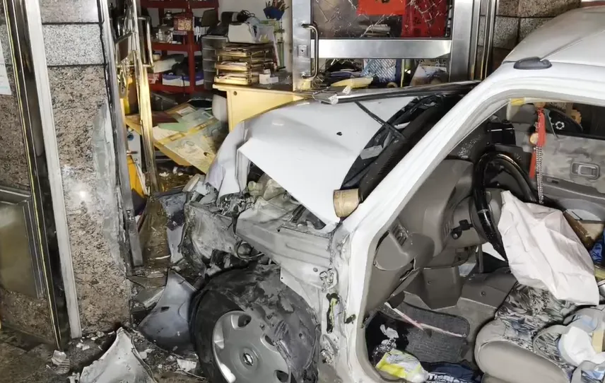 影/台中深夜2車碰撞！轎車「毀滅式暴衝」撞店家大門成廢鐵