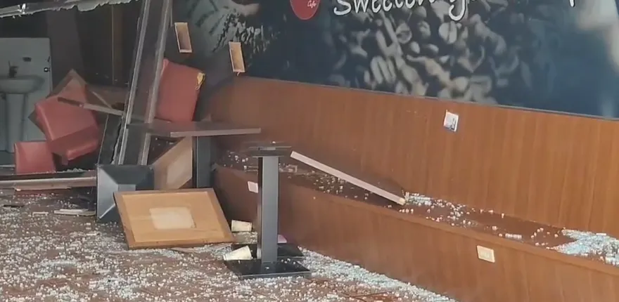 轎車衝進店撞死用餐男！85度C內部慘狀曝光