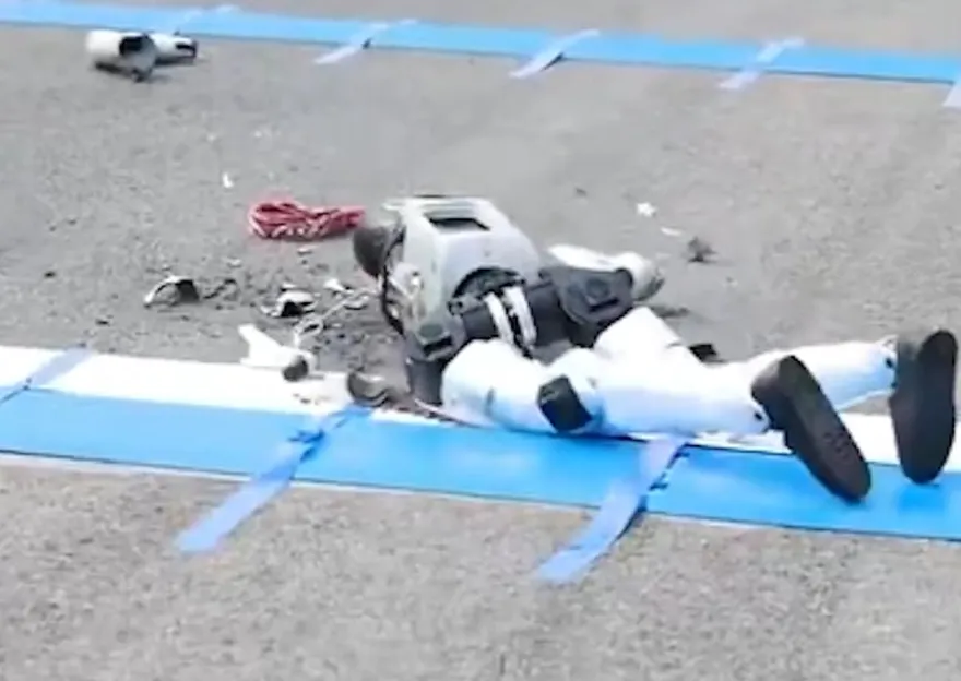 影/糗！北京人形機器人半馬測試賽　「選手」慘摔粉碎被抬走