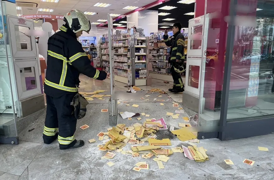 影/北市男寶雅借充電遭拒　怒燒金紙放火遭當場逮捕