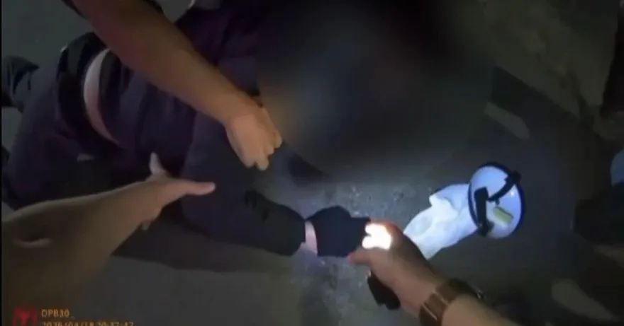 影/台中「逼近人群雙刀面具男」是17歲少年！民眾驚：張文2.0