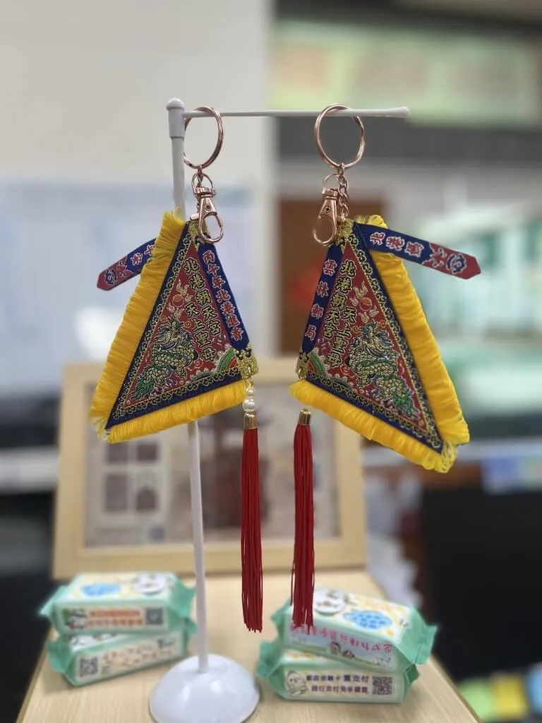 信徒快看！郵局跨界聯名Q版媽祖零錢包、令旗鑰匙圈超夯