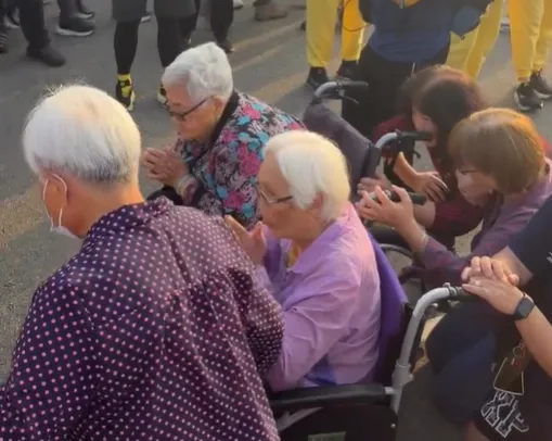 白沙屯媽祖突停駕！88歲輪椅阿嬤如願鑽轎感動落淚