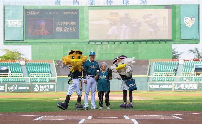 中職/「大港阿嬤」開球嗨翻台鋼雄鷹主場！王柏融接球默契滿分