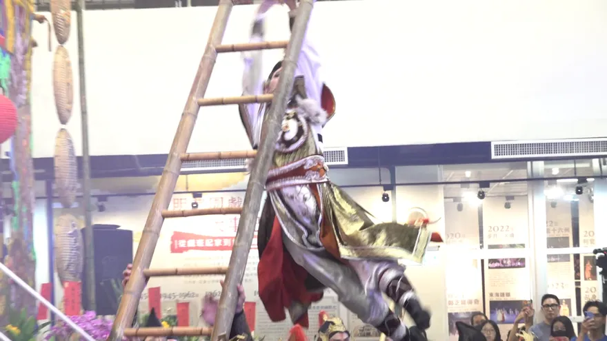 明華園台南表演出事！「米娜大將軍」木梯上重摔落地