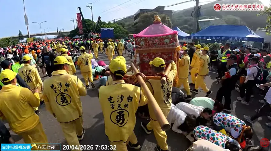 女信徒為病危乾哥哥半夜攔轎跪求媽祖　奇蹟康復徒步還願