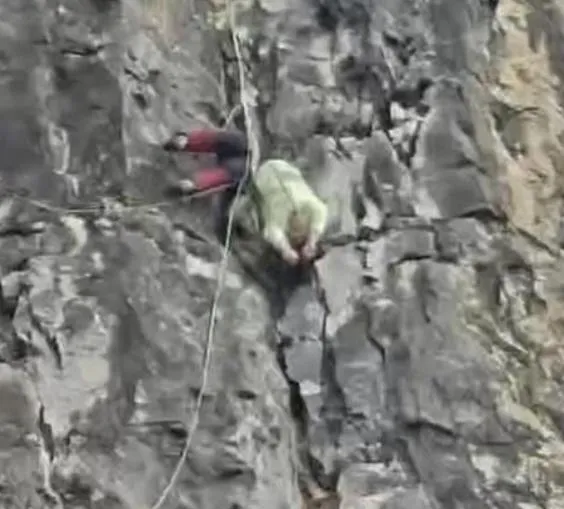 陸男攀岩「繩卡岩縫」慘遭拋飛！頭顱重創昏迷「倒掛懸崖」