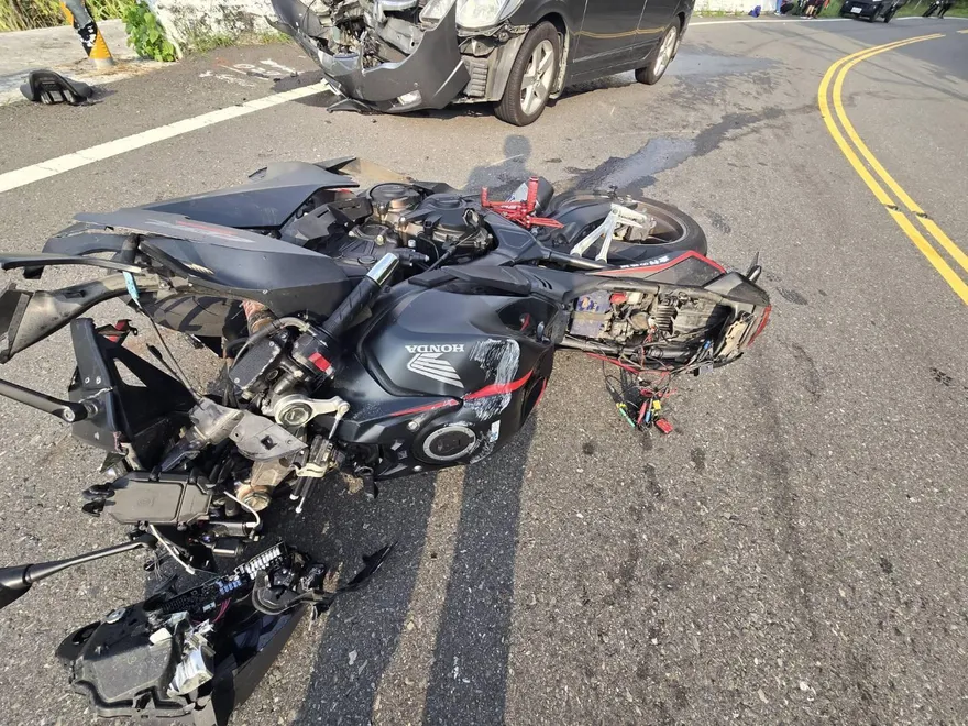 影/嘉義台3線「紅牌重機男逆撞轎車慘死」！殞命瞬間直擊