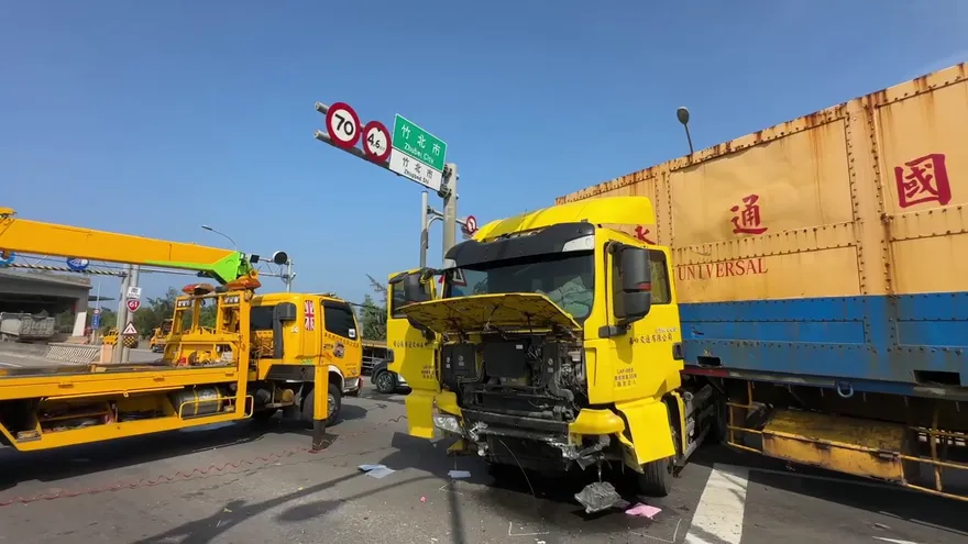 影/悚！西濱拖車自撞堵路「折成ㄑ字型」釀南下交通癱瘓