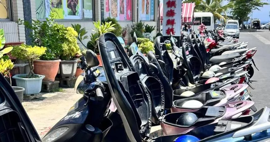 小琉球奇景！　整排機車「座墊全掀」...內行人：防燙傷