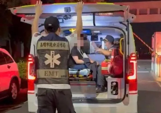 影/高雄國宅濺血！網友約見討債「男遭砍傷」2人落跑