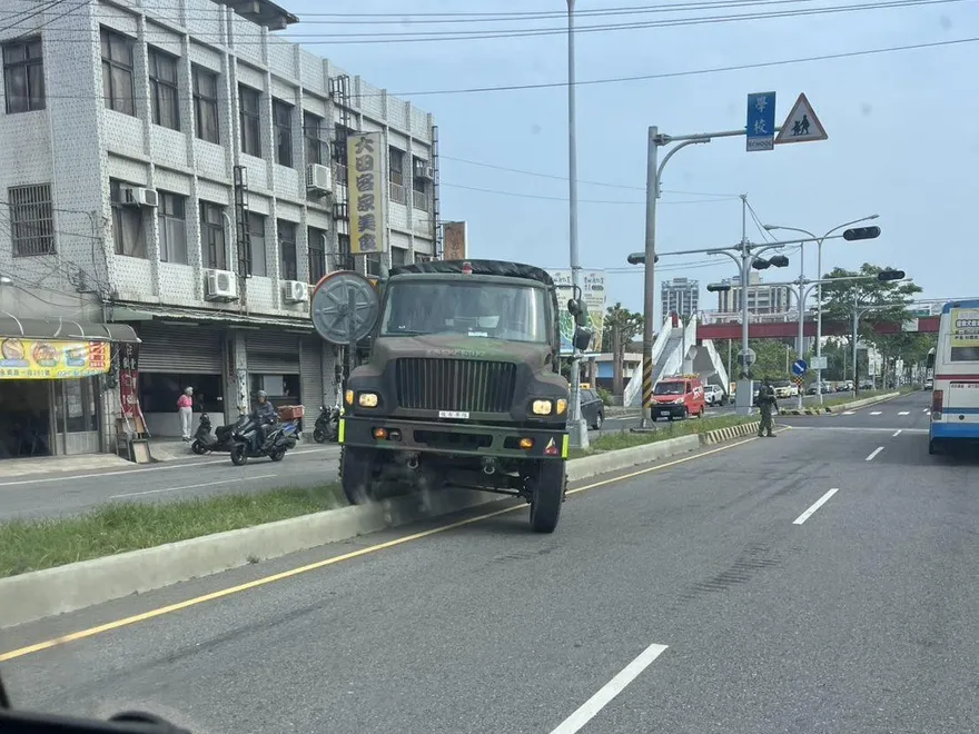 沒睡飽？苗栗頭份「部隊移防」軍車竟衝上分隔島