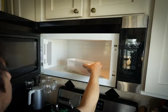 比塑膠袋更恐怖！譚敦慈示警「1餐具」加熱　溶出滿滿塑膠微粒