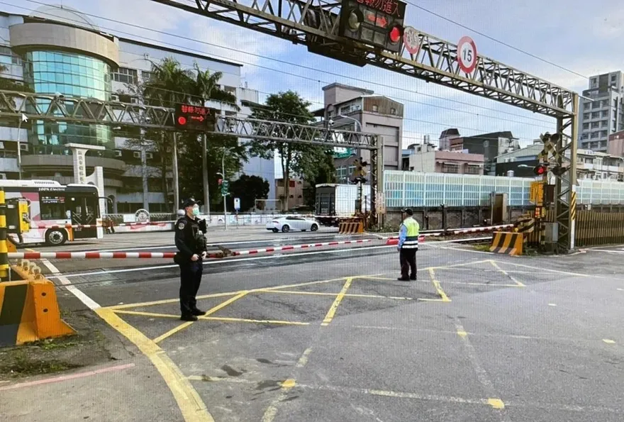 樹林男徒手撐開柵欄闖平交道！害區間車急煞　警追緝