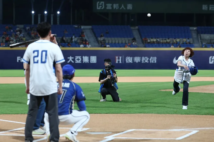 肩關節退化讓她睡眠困難　人工置換後站上投手丘！