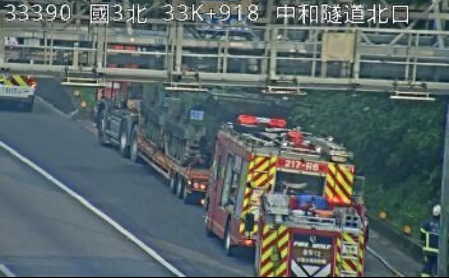 影/拖板車載國軍裝甲車接連出包　國道2度起火濃煙狂竄