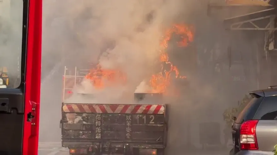 影/高雄驚見「1噸鋰電池惡臭大火」！駭人現場直擊
