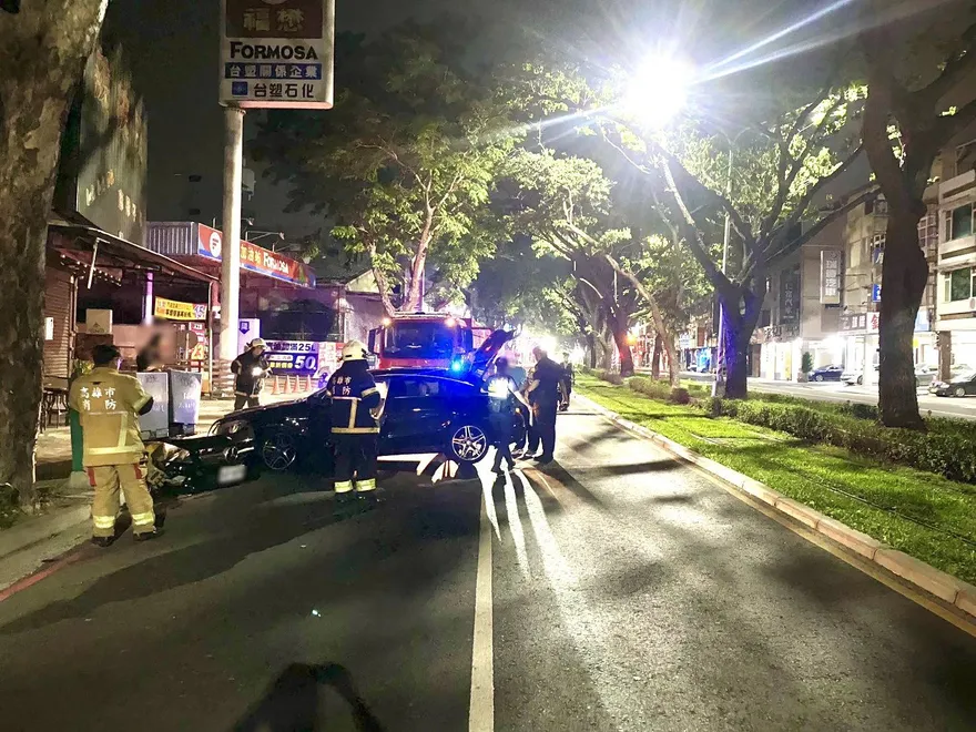 影/高雄深夜玩命關頭！無照賓士男「高速剷變電箱」