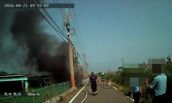 重要文件還在車上！嘉義「全車狂燃」駕駛硬闖取物遭嗆傷