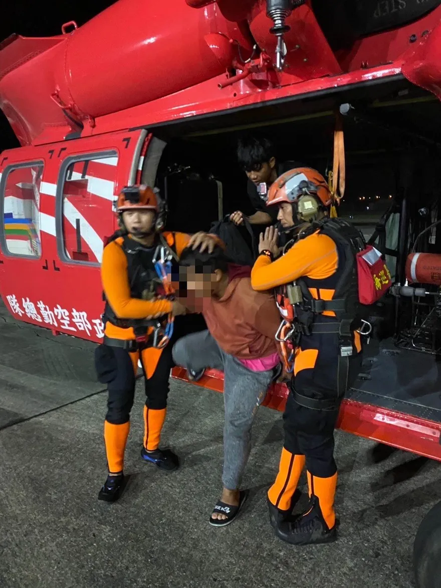 影/外籍漁工海上遭漁具打傷！　海巡黑鷹直升機緊急救援