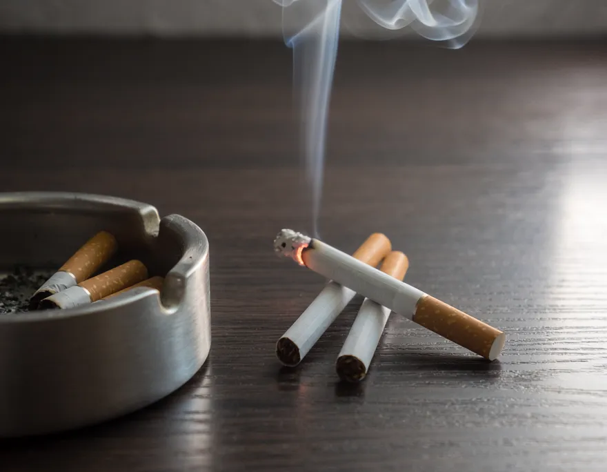 英通過「無菸世代」法案　2009年後出生者「終身禁購菸品」