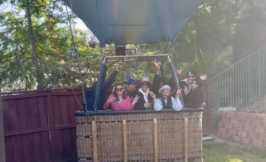 影/我家後院有熱氣球！13乘客迫降加州住宅區「淡定比YA」