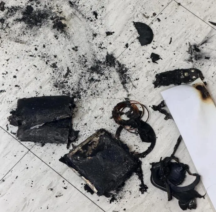 影/置物櫃行動電源未插線詭自燃！醫院加護病房險遭波及