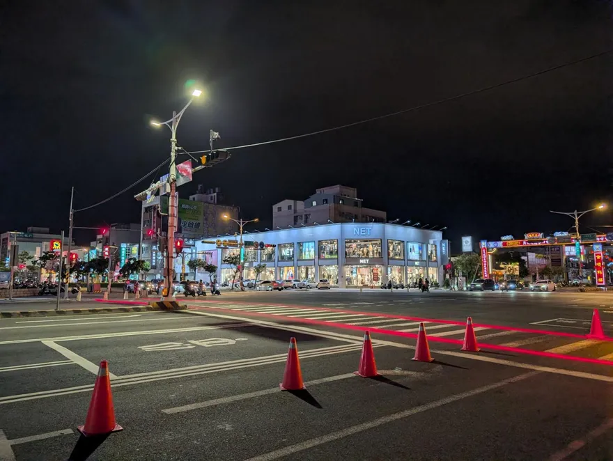 影/過馬路變成儀式感？台南試辦夜間發光斑馬線　減少駕駛死角