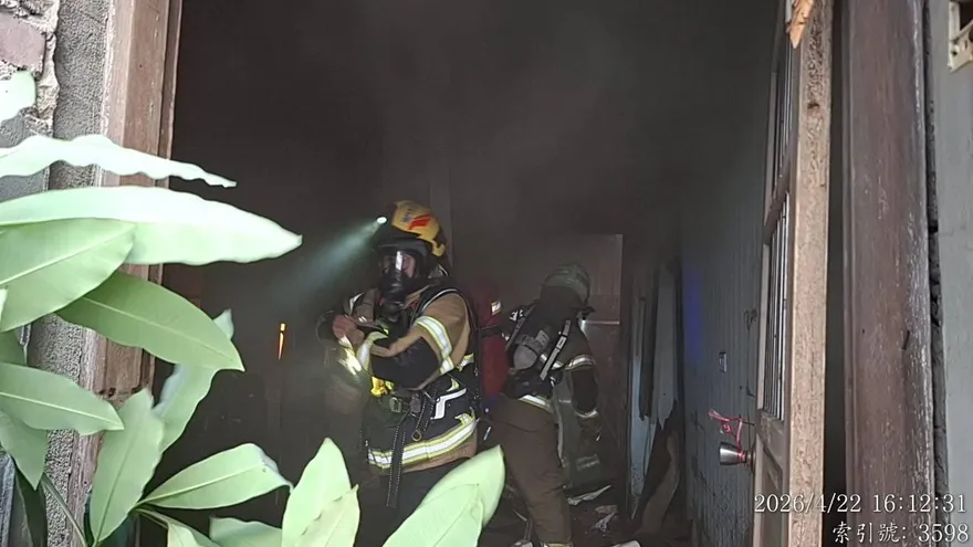 台南民宅突發大火！濃煙蔽日嚇壞居民　消防員找到1具焦屍