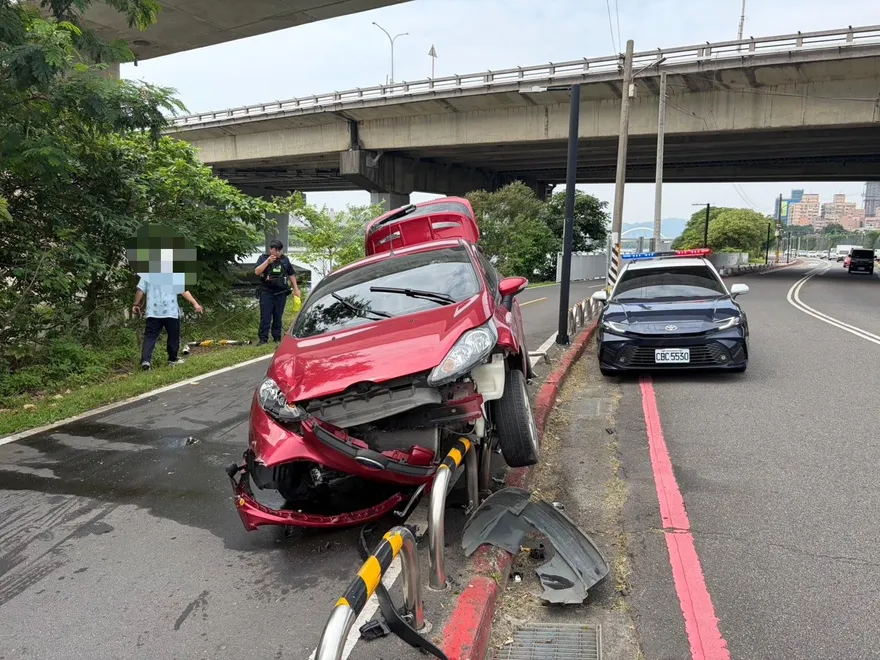 疑轉彎不慎！　新莊67歲駕駛自撞腳踏車道分隔設施