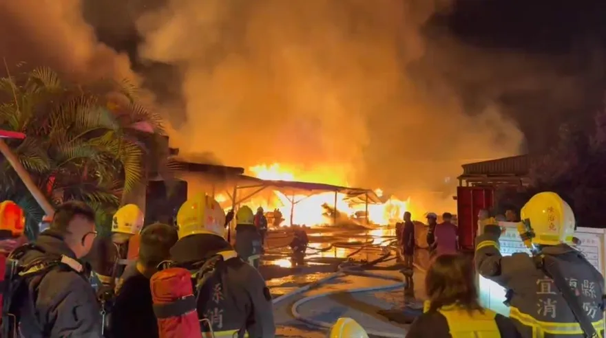 影/羅東木造廠驚傳惡火！烈焰狂竄照亮夜空大批消防救援
