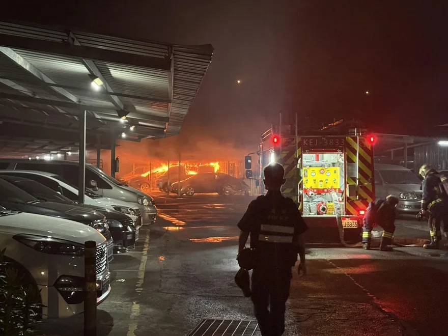 新北土城鐵皮停車場凌晨大火　6車1倉庫燒毀無人傷