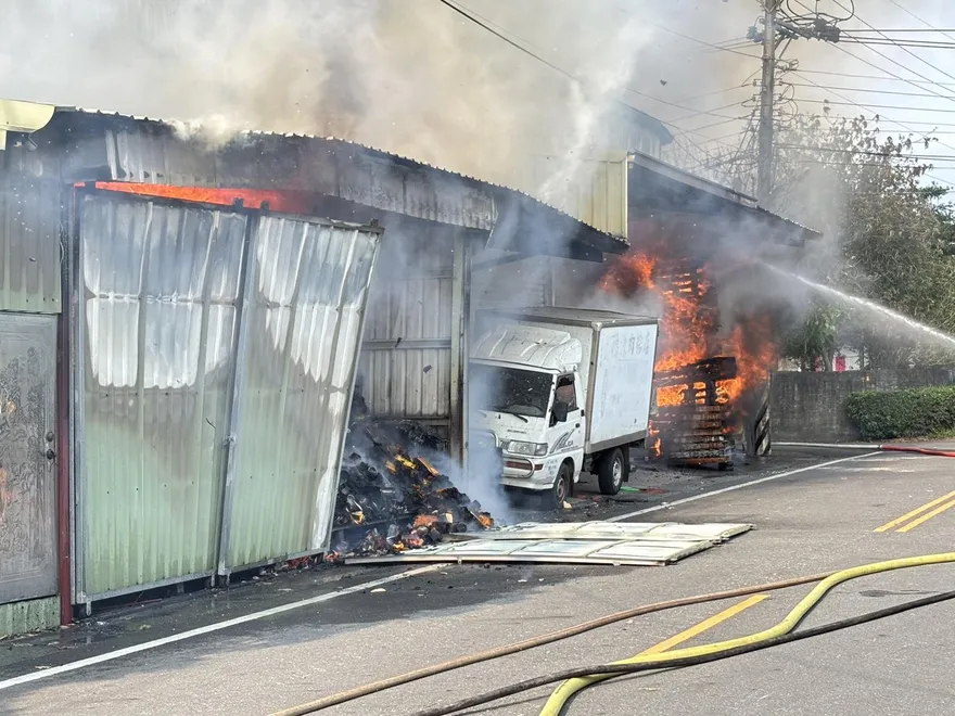 影/南投竹山金紙工廠火警！濃煙衝天際　財損估600萬