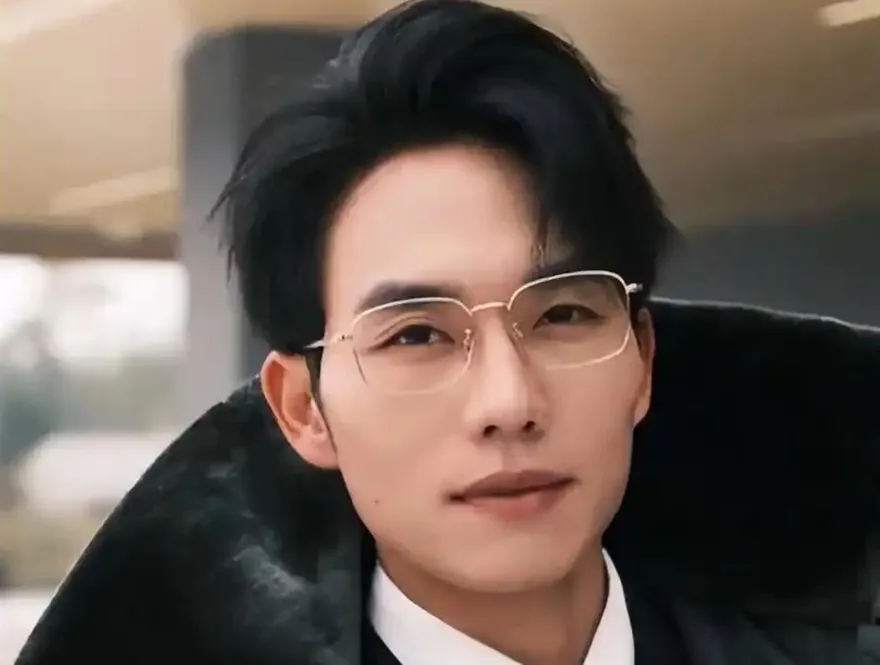 AI衝擊影視圈！陸「短劇霸總」28歲男星無戲可拍　回老家種田